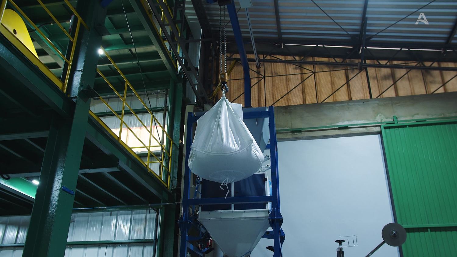 Interior da planta com a estrutura metálica