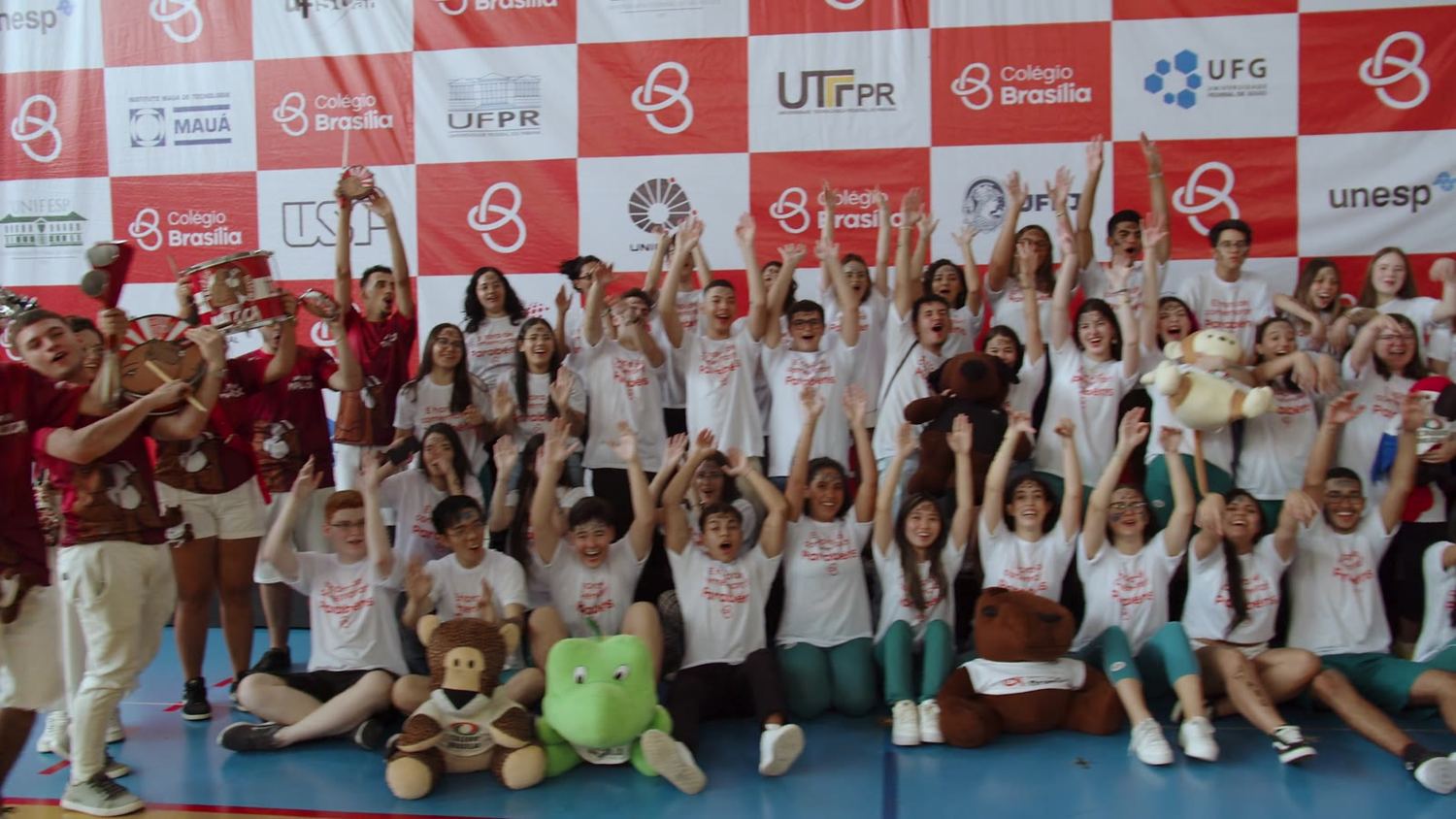 Foto de turma com os brasões das universidades