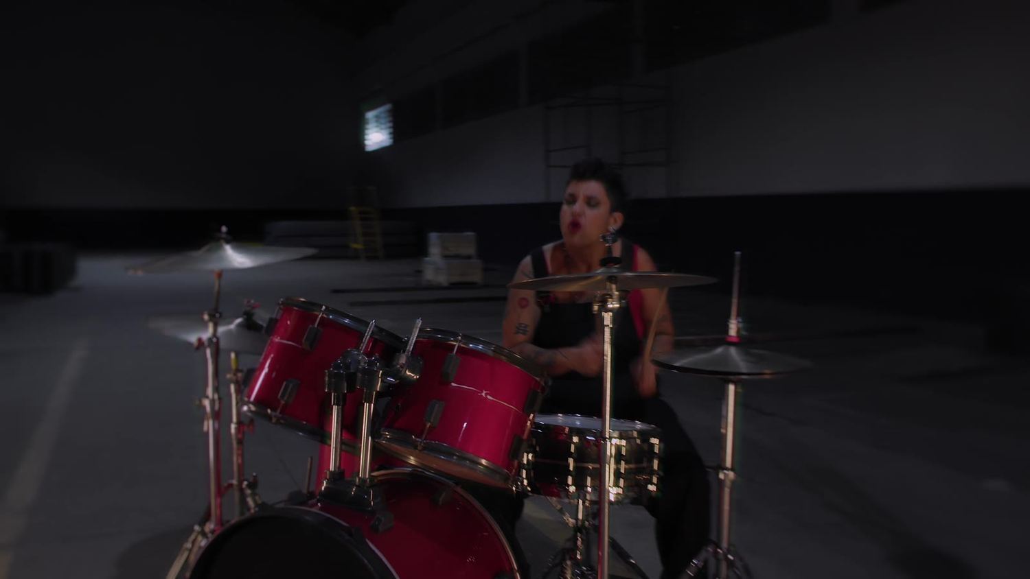 A bateria ao fundo do galpão