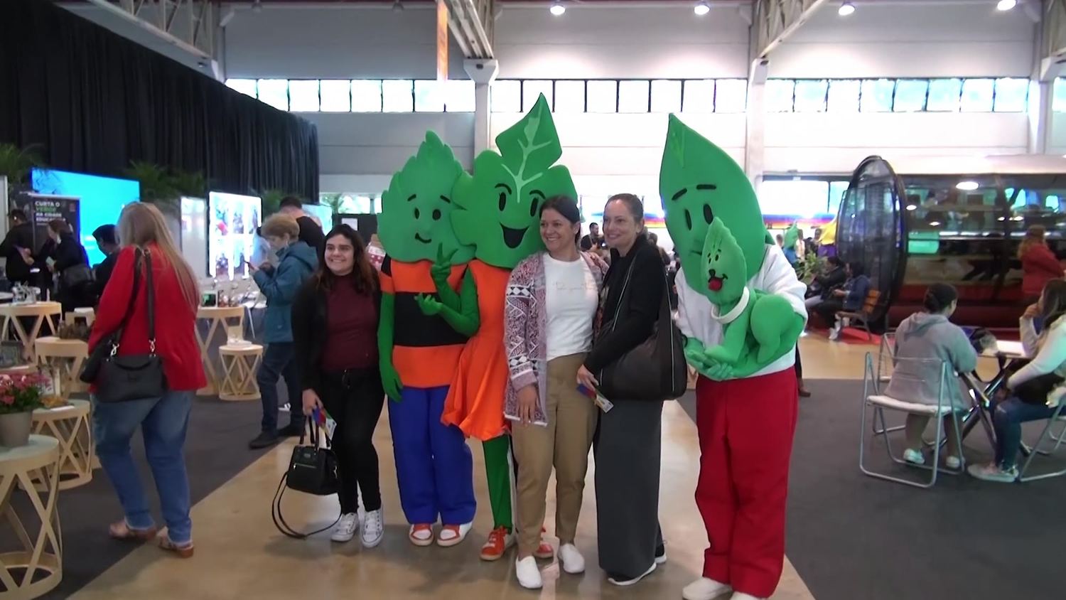 Os mascotes com o público