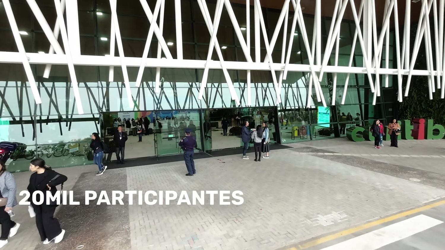 O pavilhão e a cartela de público