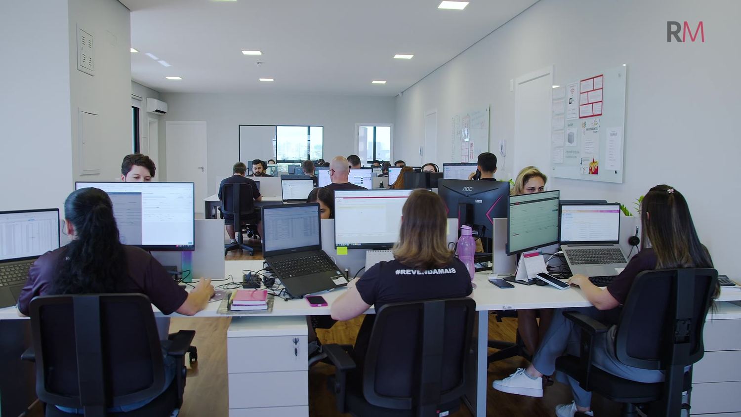 Sala de operação com painel na parede